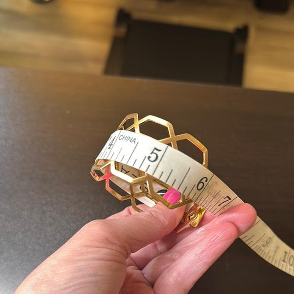 Elegant Gold Geometric Bracelet - Picture 6 of 6